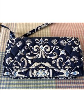 Travel Perfect! Vera Bradley NWOT Steel Blue Medallion All In 1 Wallet Wristlet